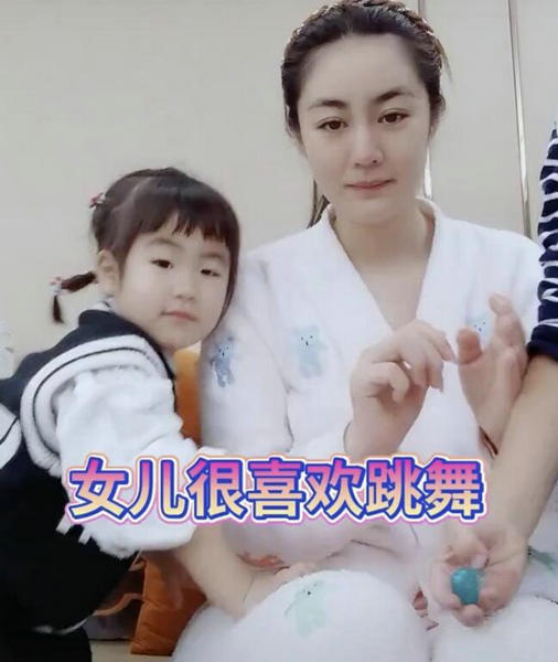 “王小蒙”畢暢久違露面分享帶娃日常 與一雙兒女宅家跳舞畫面溫馨