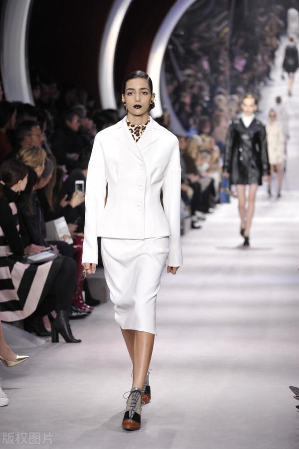女性職場裝首選:白色如雲,行走時光 女性職場裝首選:白色如雲,行走時光
