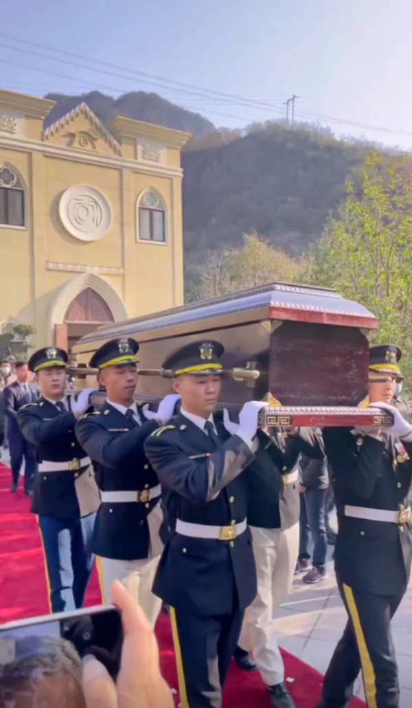 楊在葆安葬儀式現場曝光，六人抬棺風光大葬，遺孀陳麗明難忍悲痛