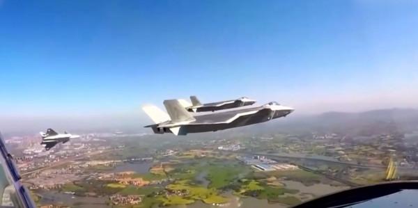 中國空軍公開表示殲-20將與無人機配合作戰，空軍戰鬥力直線上升