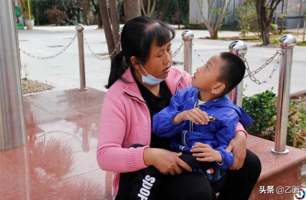 大山裡女人生娃有多難？雲南孕婦羊水破了，路上耽誤太久生悲劇