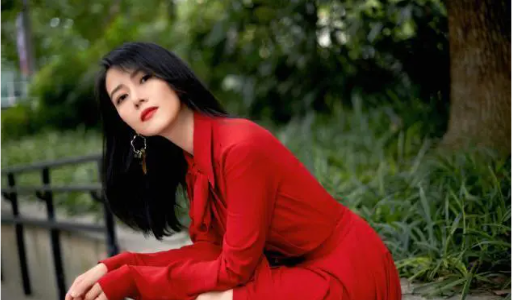 41歲高圓圓穿紅裙子絕了!戴耳環個性十足,鞋子卻意外老氣 41歲高圓圓穿紅裙子絕了!戴耳環個性十足,鞋子卻意外老氣