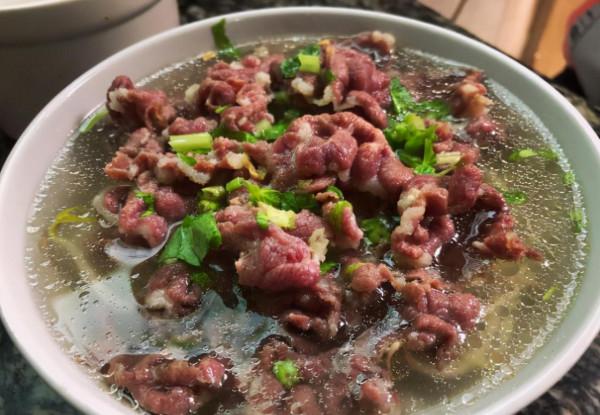 廣東最貴路邊攤80一碗,7點就賣光,製作過程簡單,燙幾下就出鍋 廣東最貴路邊攤80一碗,7點就賣光,製作過程簡單,燙幾下就出鍋