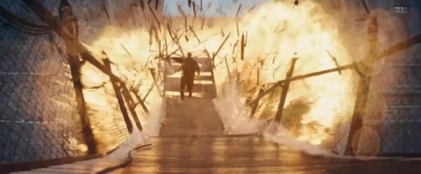 穿高衩裙光腳打架、徒手扒飛機，這部耗資超12億的大爽片，好過癮