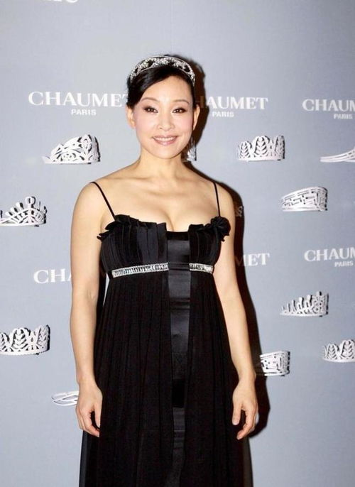 陳沖越老氣場越大,燙了摩卡波波頭短髮穿黑色連衣裙,簡約又優雅 陳沖越老氣場越大,燙了摩卡波波頭短髮穿黑色連衣裙,簡約又優雅