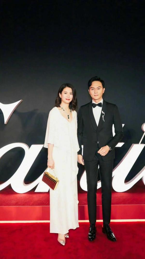 袁詠儀早該這樣打扮了,全套祖母綠配拖地白裙,瞬間貴氣到認不出 袁詠儀早該這樣打扮了,全套祖母綠配拖地白裙,瞬間貴氣到認不出