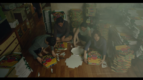 韓國高分電影《寄生蟲》地下室的一家四口，寄生於富人家庭（上）