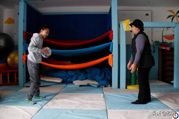 丈夫離婚，單親媽媽獨自攜子求醫，最難時5斤米母子倆吃了一個月