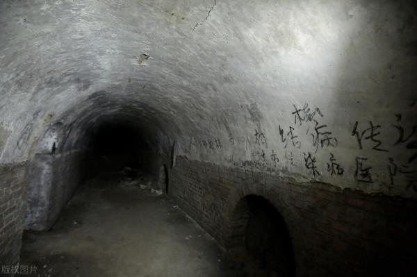 住在防空洞的怪物