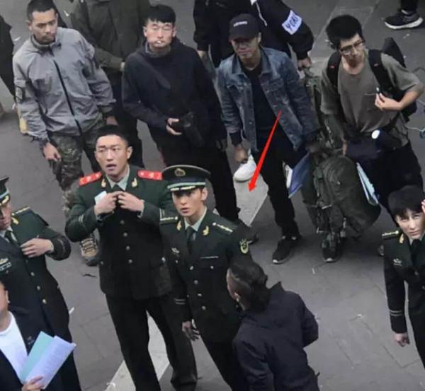 同樣是演軍人，肖戰張譯氣場強，黃景瑜像小混混，差別在於體態？