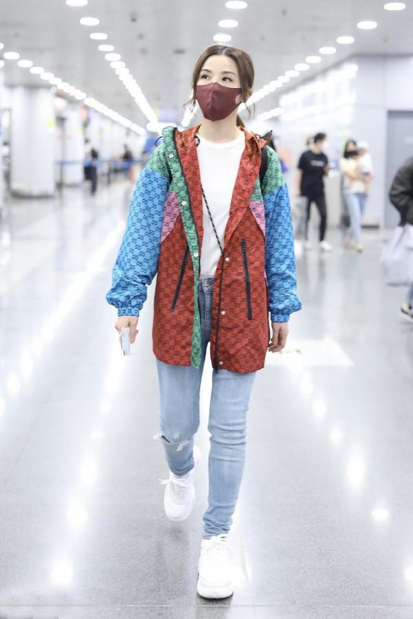 蔡卓妍還是瘦下來了,穿毛衣不忘秀“馬甲線”,造型看著很自信 蔡卓妍還是瘦下來了,穿毛衣不忘秀“馬甲線”,造型看著很自信