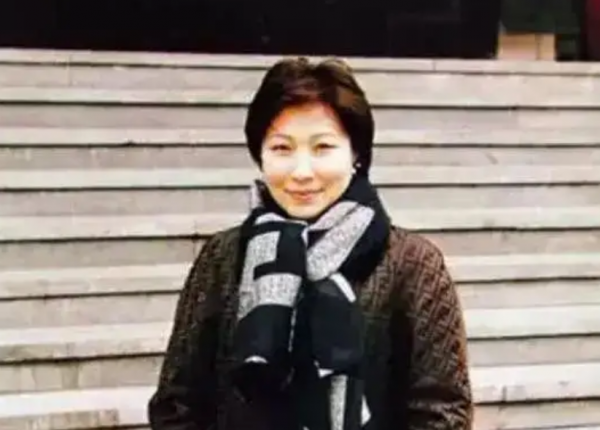 傳奇女富豪鄭翔玲：14歲特招入伍，退伍後嫁入豪門，現身家440億