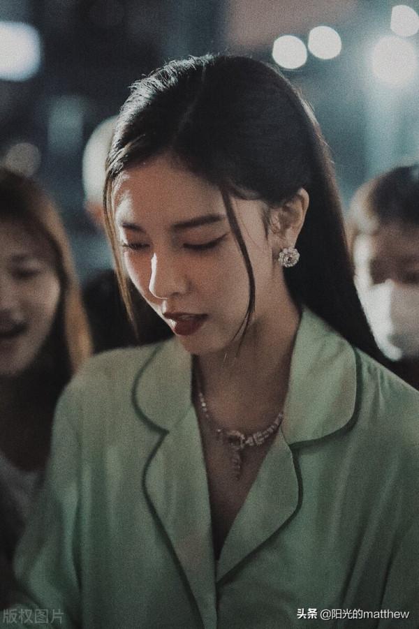 宋妍霏身穿豆綠色睡衣套裝清新時髦遇粉絲圍堵拍照人氣旺