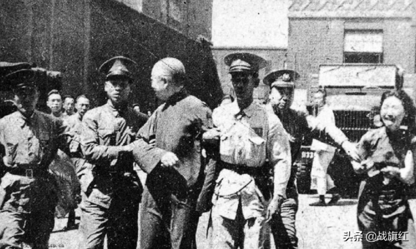 漢奸找樂子，把手槍遞給小孩戲耍，哪知是小八路，被一槍擊斃