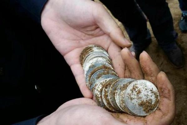 1982年,女子挖出2噸銀元主動上交國家,她後來過得怎樣? 1982年,女子挖出2噸銀元主動上交國家,她後來過得怎樣?