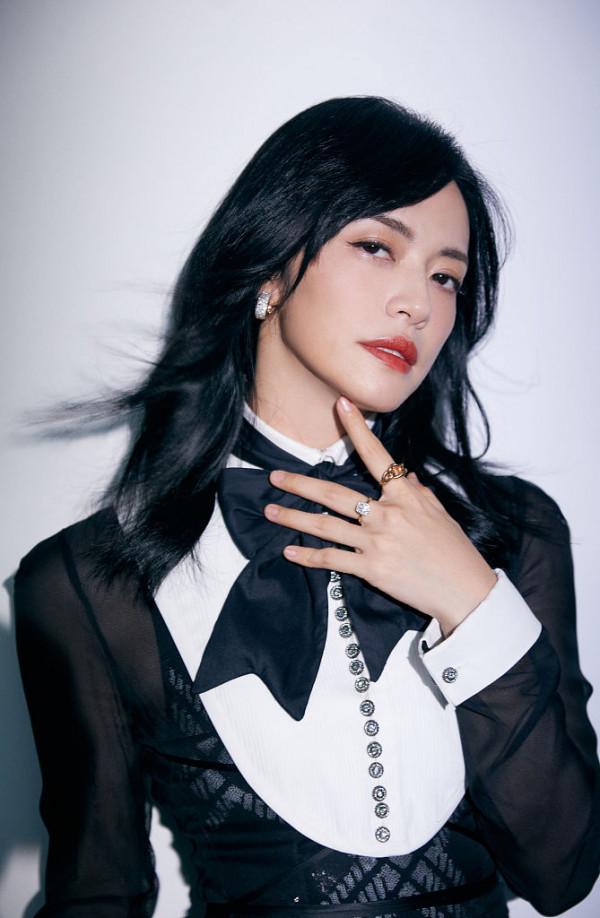 姚晨黑裙亮相大學生電影節颯爽十足 光影間垂眸凝視詮釋優雅風範 姚晨黑裙亮相大學生電影節颯爽十足 光影間垂眸凝視詮釋優雅風範