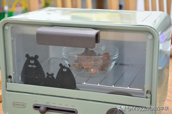 吃不完的吐司別扔，加點麻辣火鍋底料烤一烤，酥香脆嫩吃不夠