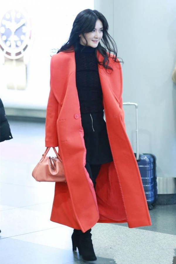 &OpenCurlyDoubleQuote;謝娜&rdquo;的衣品終於逆襲！穿牛油果綠棉服配運動褲，減齡如同18歲