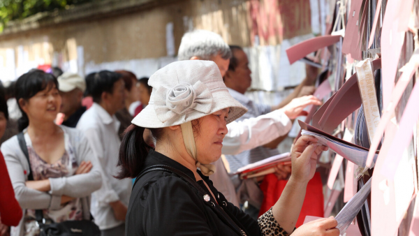 大爺單身62年，相親當場表白大媽：只要你跟我在一起，我都聽你的