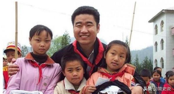 歌手叢飛夫婦相繼離世，兩個幼女成遺孤，15年後兩個女兒考入名校