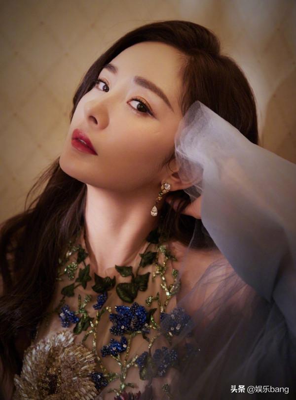 女星衛視春晚造型，楊冪唐嫣同穿吊脖裙，Baby離婚後美出新高度