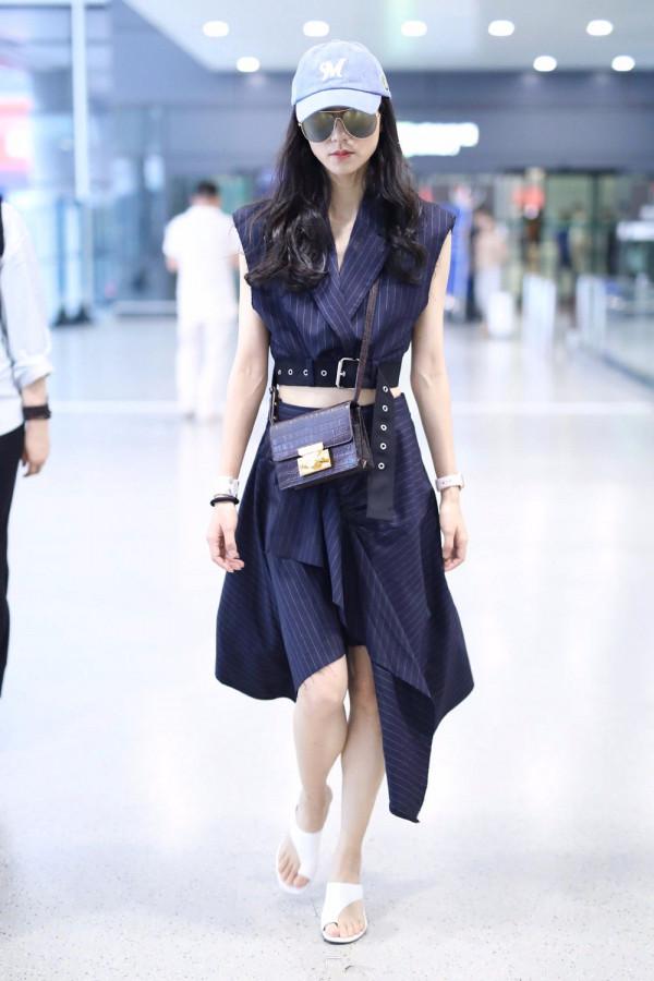 韓雪標準地詮釋了一雙涼鞋毀一身，求求你換雙好看的鞋吧