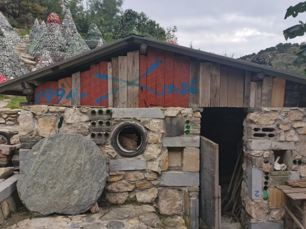 自我放逐27年,于振立在大黑山為自己造了座“墳墓”| 藝術栗子 自我放逐27年,于振立在大黑山為自己造了座“墳墓”| 藝術栗子