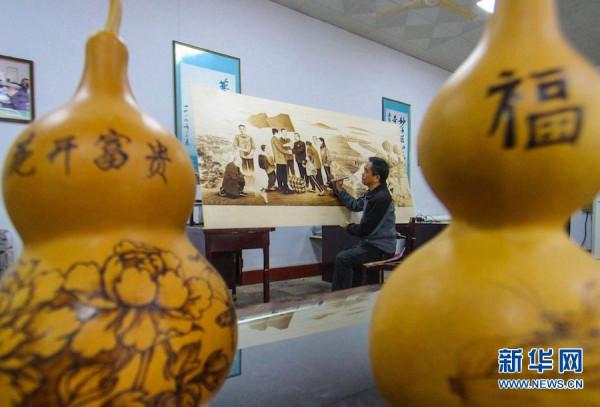 “非遺”烙畫 情繫移民