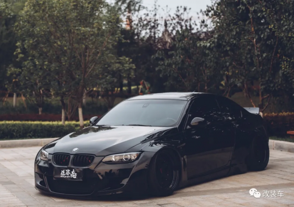 遼寧車友的寶馬E92逆向改裝，先選寬體後挑車你學到了嗎？