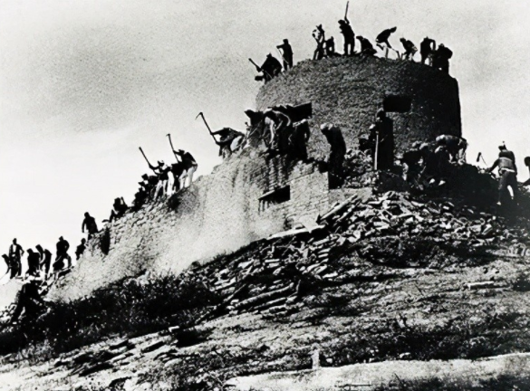 左權意外犧牲，日軍居然挖出遺體再羞辱，且看彭老總如何報仇雪恨