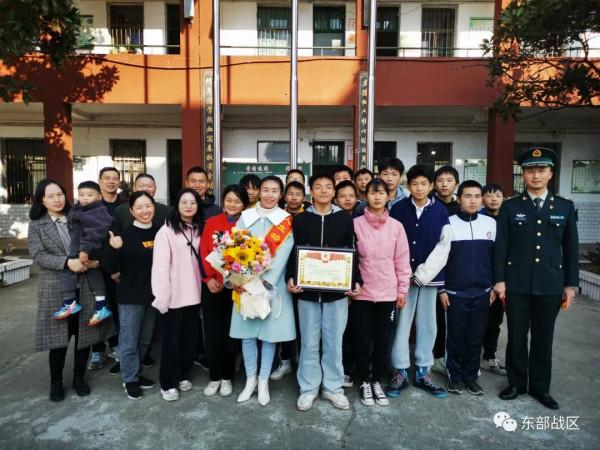 立功喜報送進學校,軍嫂直呼感動,學生當場沸騰…… 立功喜報送進學校,軍嫂直呼感動,學生當場沸騰……