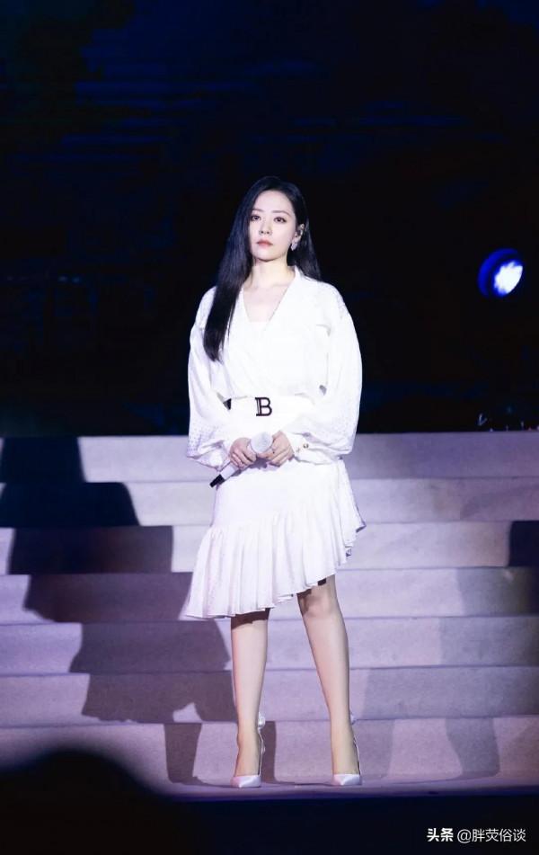 唱歌時候的張靚穎真的感覺在發光，自信的女人最美麗