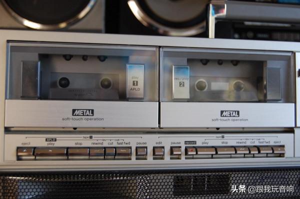 80年代夏普推出的行動式音響，4波段立體聲收音機盒式錄音機