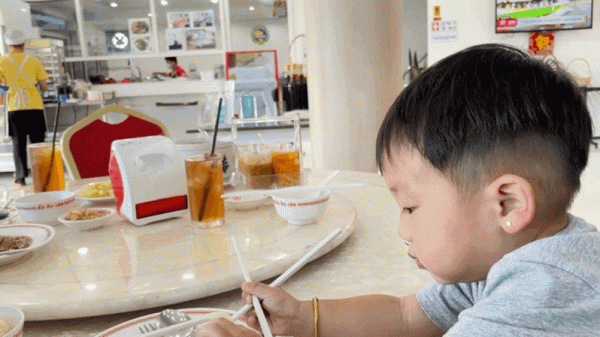 中國人在泰國生活，慕名來吃曼谷的中餐廳，一隻滷鵝傳了四代人