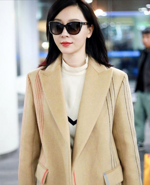 陳數不愧是風韻女神,長款淺黃色大衣配皮靴,成熟大方美翻了 陳數不愧是風韻女神,長款淺黃色大衣配皮靴,成熟大方美翻了