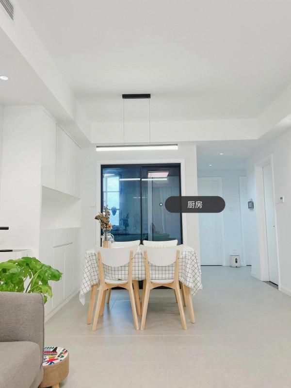 只有年輕人喜歡的極簡風，花了30萬，如今入住8個月地板越來越亮