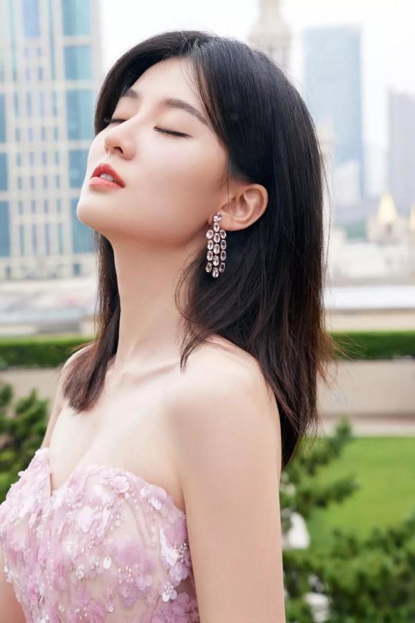 有人說她不是女的? 有人說她不是女的?