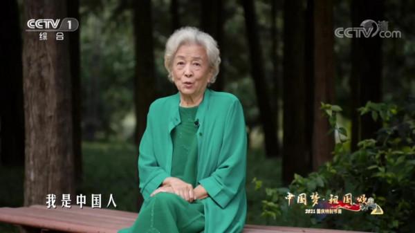 看到鶴髮童顏的田華和謝芳，方知接受自然衰老才是對女星之大考驗