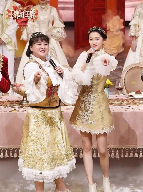 賈玲關曉彤cos大小喬，造型反差大，網友：像只給一個人開了濾鏡