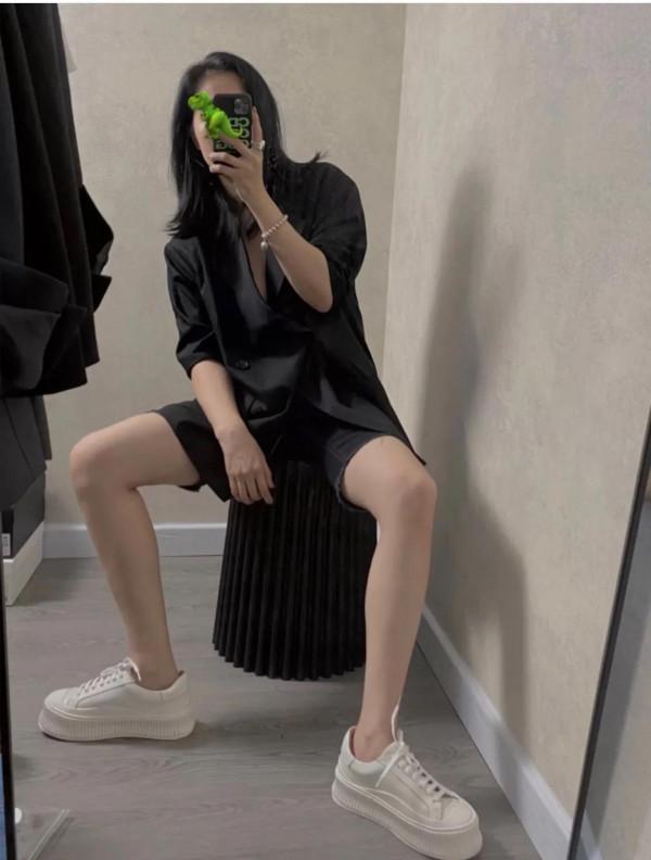 一款極簡的厚底小白鞋 一款極簡的厚底小白鞋