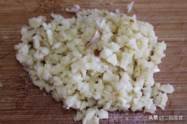 西紅柿炒鵪鶉蛋，不能直接下鍋炒！大廚教您一招，鵪鶉蛋入味鮮美