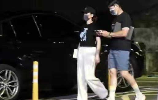 42歲陳喬恩與男友甜蜜約會，髮際線後移好矚目，身材圓潤幸福肥明顯