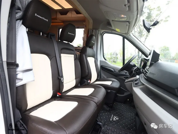 精緻小額頭!800AH鋰電和200L清水箱,實拍羅曼特斯T50房車 精緻小額頭!800AH鋰電和200L清水箱,實拍羅曼特斯T50房車