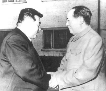 周恩來去世，金日成哭紅雙眼推遲眼疾手術，指示建銅像紀念週總理