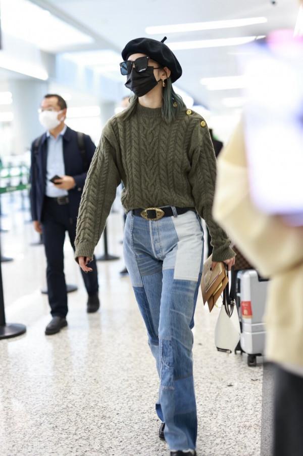 孟美岐穿墨綠色絞花毛衣搭配拼接直筒牛仔褲,戴貝雷帽溫暖時髦 孟美岐穿墨綠色絞花毛衣搭配拼接直筒牛仔褲,戴貝雷帽溫暖時髦