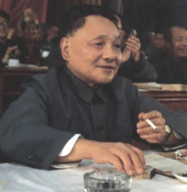 1988年，人大會議上鄧小平正要抽菸，收到陌生紙條：請你不要吸菸