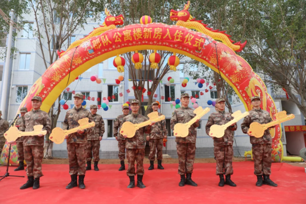 新營房，亮相