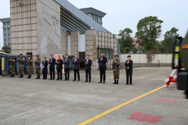 暖!駐地領導到營門歡迎凱旋官兵! 暖!駐地領導到營門歡迎凱旋官兵!