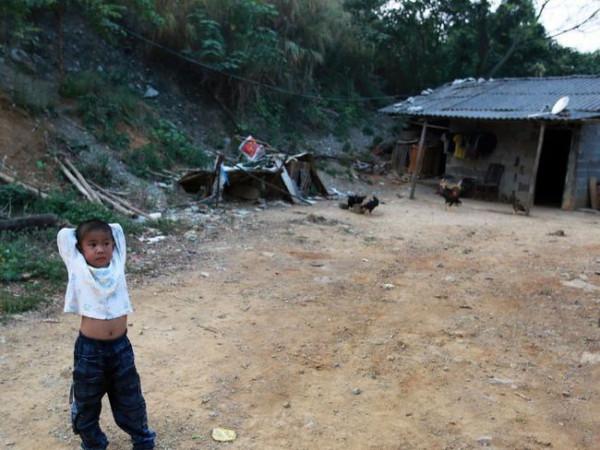 父母患艾滋去世，6歲小兒被村民隔絕，他開始獨立生活，酷愛練武