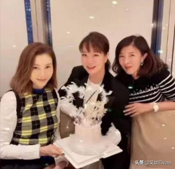 李嘉欣出院後首次露面！穿背心短裙捧蛋糕慶祝，臉色蒼白強顏歡笑